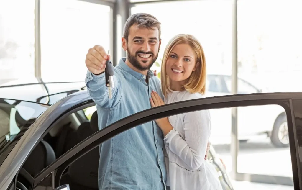 couple qui achete une voiture neuve