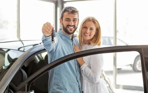 couple qui achete une voiture neuve