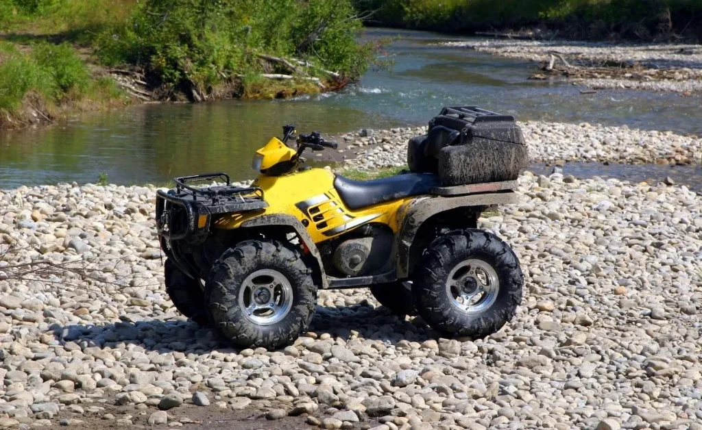 quad pres d'un riviere
