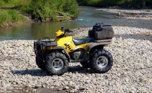 quad pres d'un riviere